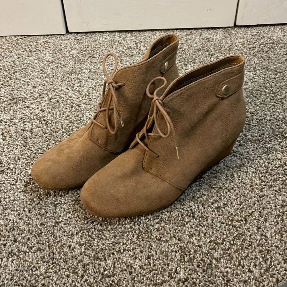 Brown wedge shoe
